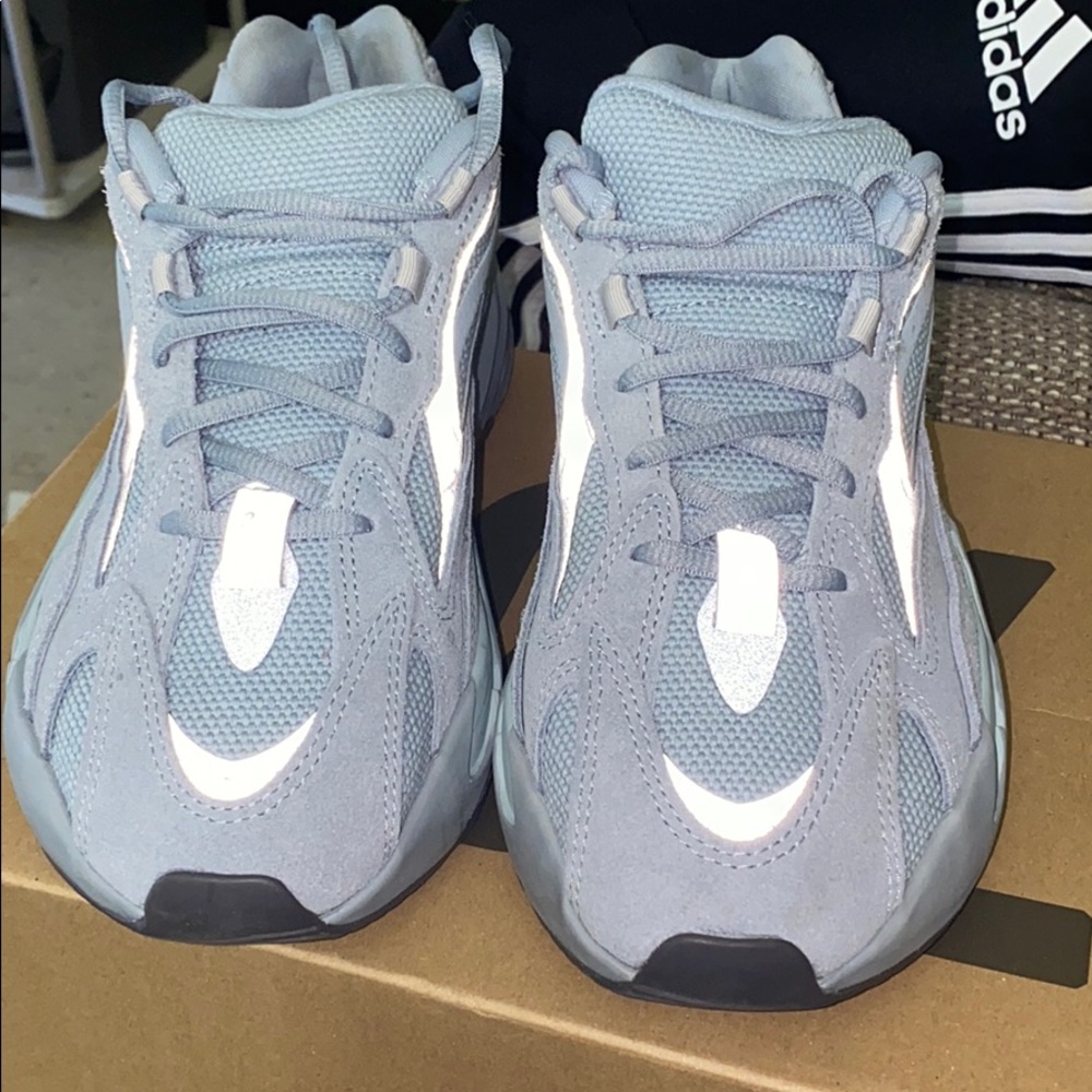 These are the yeezy 700 hospital blue size 7